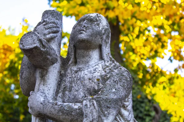 Статуя Стоящего Коленях Ангела Руками Скрещенными Голубом Небе Надгробие Кладбища — стоковое фото