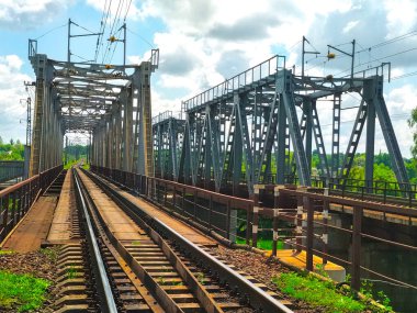 Demiryolu köprüsü inşaatı
