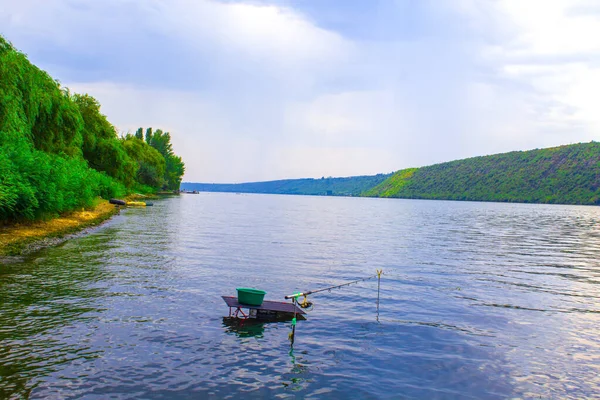 Pesca Con Canna Pesca Alimentatore Sul Fiume Vista Dal Luogo — Foto Stock