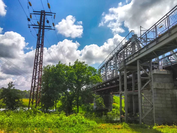 Estructura Construcción Carretera Puente Ferroviario Con Columnas Apoyo Sobre Río — Foto de Stock