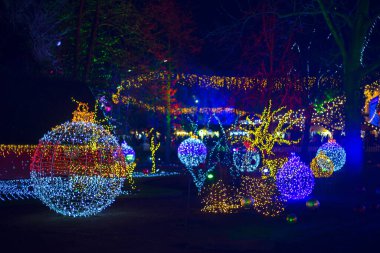 Parlayan ağaçlar, şehir parkındaki figürler.