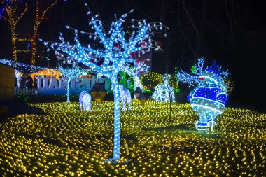 Parlayan ağaçlar, şehir parkındaki figürler.