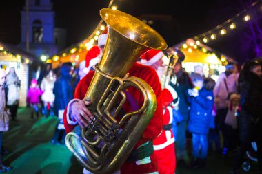 Halk parkında Noel Baba orkestrası