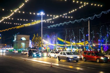 Şehir aydınlatılmış cadde geceleri