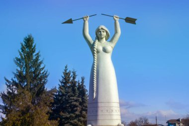 Smila heykeli. Smila, Dinyeper Upland 'da, Tyasmyn Nehri yakınlarında yer alan bir şehirdir. Ukrayna 'nın Cherkasy Oblastı' nın merkezidir.. 