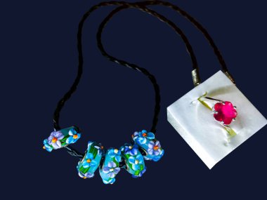 Gümüş mücevherler, yüzükler. moda arkaplanı