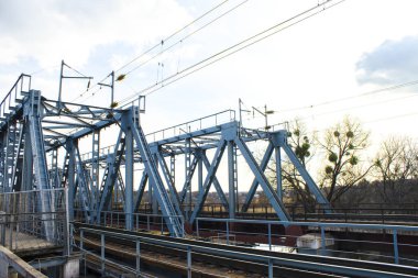 Demiryolu köprüsü perçin üzerinde metalden yapılmıştır..