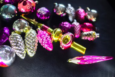 Noel ağacı oyuncak topu süsleme kutlaması