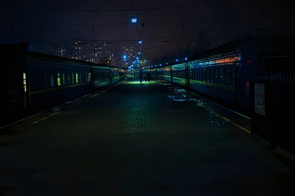 Dworzec Kolejowy Pociągiem Nocy — Zdjęcie stockowe