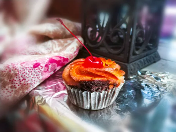 Bonito Cupckake Donut Con Crema Cereza Roja —  Fotos de Stock