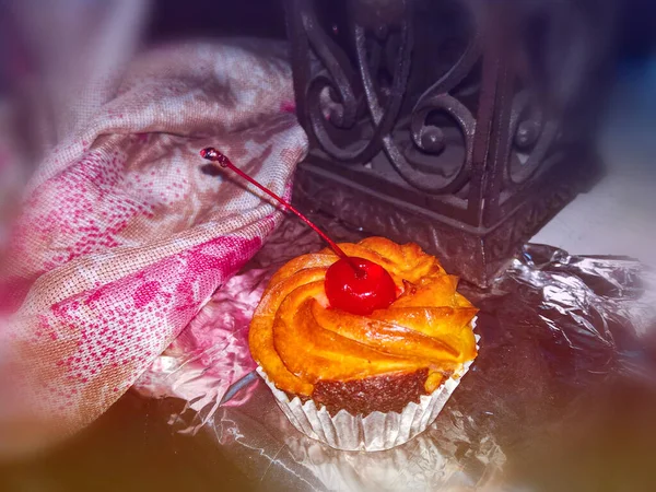 可爱的纸杯蛋糕 甜甜圈加奶油和红樱桃 — 图库照片