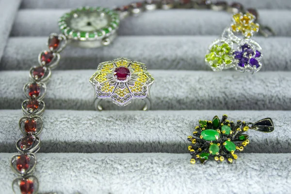 Zilveren Juwelen Collectie Met Kristallen Een Doos — Stockfoto