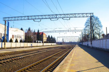 Güneşli bir günde kıvrımlı bir demiryolu