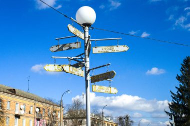 Metal sokak levhası, dünyanın dört bir yanındaki büyük şehirleri gösteren tabela.
