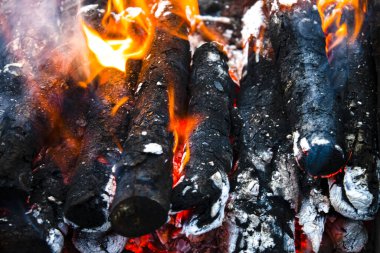 Yangın söndükten sonra kül yığını. Arka plandaki grunge dokusu..