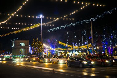 Şehir aydınlatılmış cadde geceleri