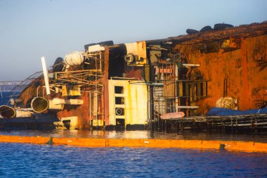 Yakından batmış bir tanker. Fırtına sonrası gemi kıyıya yanaştı. Tanker yan yatar..