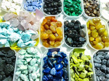 Çeşitli değerli taşlar ve kristaller.