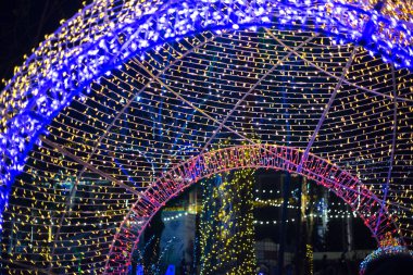 Parlayan ağaçlar, şehir parkındaki figürler.