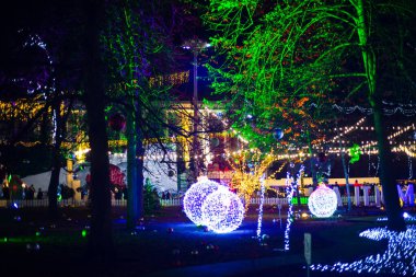 Parlayan ağaçlar, şehir parkındaki figürler.