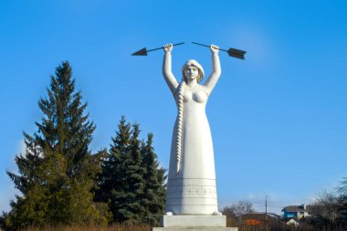 Smila heykeli. Smila, Dinyeper Upland 'da, Tyasmyn Nehri yakınlarında yer alan bir şehirdir. Ukrayna 'nın Cherkasy Oblastı' nın merkezidir.. 