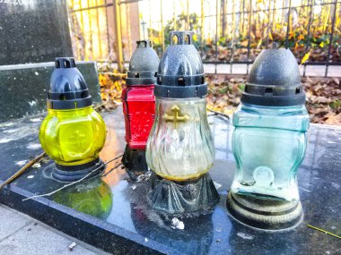 Mezarlıktaki anıt ve mumlar..