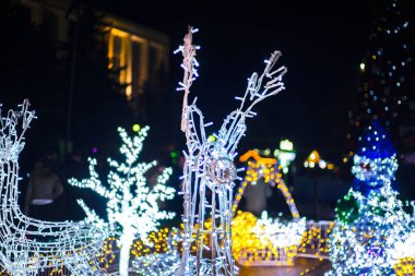 Parlayan ağaçlar, şehir parkındaki figürler.