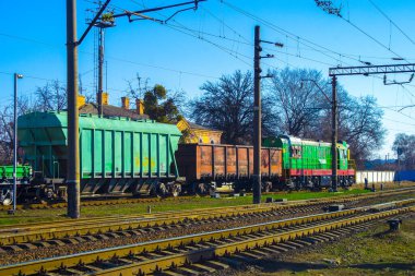 Güneşli bir günde kıvrımlı bir demiryolu