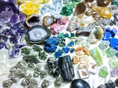 Çeşitli değerli taşlar ve kristaller.