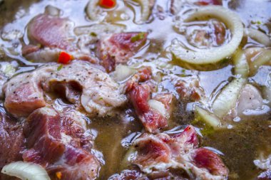 Yakından et parçaları yağda, baharatta, sirkede 