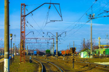 Güneşli bir günde kıvrımlı bir demiryolu