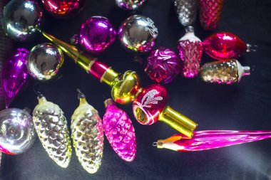 Noel ağacı oyuncak topu süsleme kutlaması