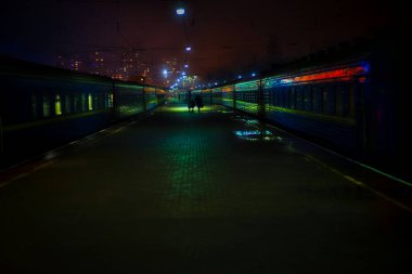 Gece trenli tren istasyonu.