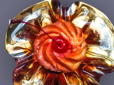 Tatlı kek, kremalı çörek ve kırmızı kirazlı.