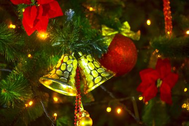 Noel ağacı oyuncak topu süsleme kutlaması