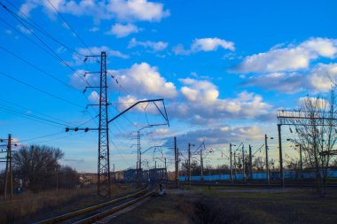 Güneşli bir günde kıvrımlı bir demiryolu