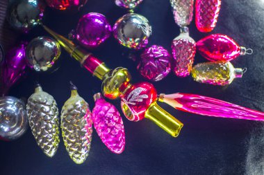 Noel ağacı oyuncak topu süsleme kutlaması