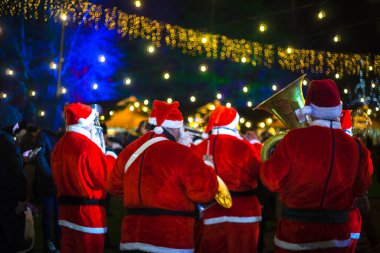 Halk parkında Noel Baba orkestrası