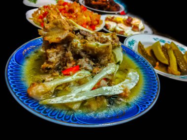 Tabakta balık kafası olan balık çorbası.