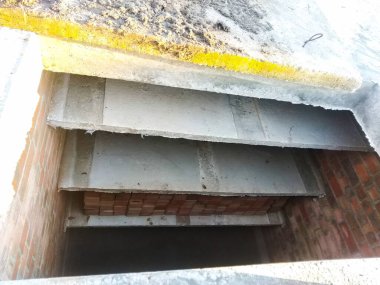 Yeni boş bir mezar aç, mezarlık. Taş kaplı yeşil yosun..