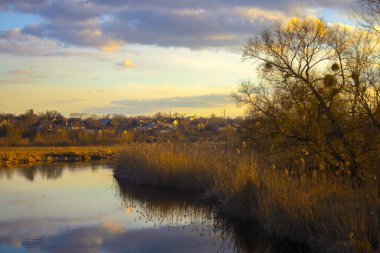 Günbatımında suda yansıyan mükemmel bir bahar sahnesi..