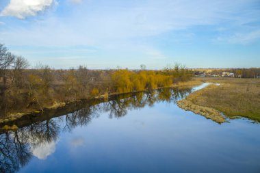 Günbatımında suda yansıyan mükemmel bir bahar sahnesi..