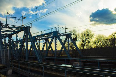 Demiryolu köprüsü perçin üzerinde metalden yapılmıştır..