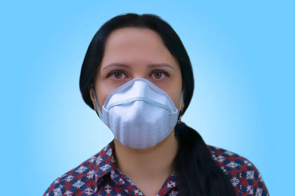 Porträtt Ung Kvinna Europeiska Kvinna Bär Ansiktsmask Isolerad Färg Bakgrund — Stockfoto
