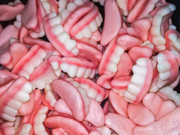 多色果冻 甜甜的牙齿形状 顶部视图 甜蜜的背景 — 图库照片