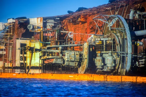 Tancul Scufundat Aproape Nava Ţărm După Furtună Petrolierul Află Partea — Fotografie, imagine de stoc