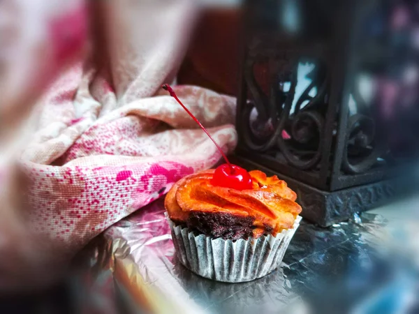 과붉은 곁들인 케이크 — 스톡 사진