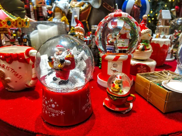 Una Bola Nieve Roja Navidad Una Mesa Pequeños Objetos Decoración — Foto de Stock