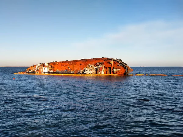 Yakından batmış bir tanker. Fırtına sonrası gemi kıyıya yanaştı. Tanker yan yatar..