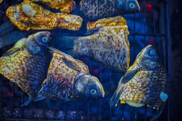 Gros Plan Grillé Fumé Crucian Poisson Cuit Sur Feu Joie — Photo